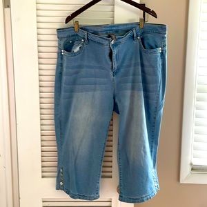 Never worn faded look avenue capri’s